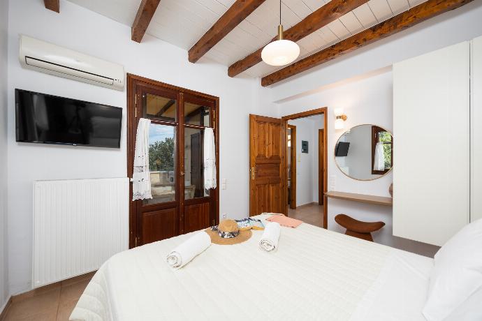 Double bedroom with A/C . - Villa Aloe . (Photo Gallery) }}