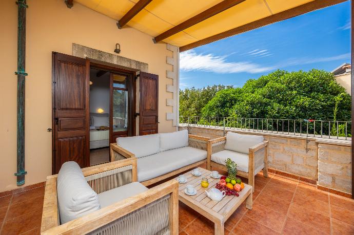 Upper terrace area . - Villa Aloe . (Photo Gallery) }}