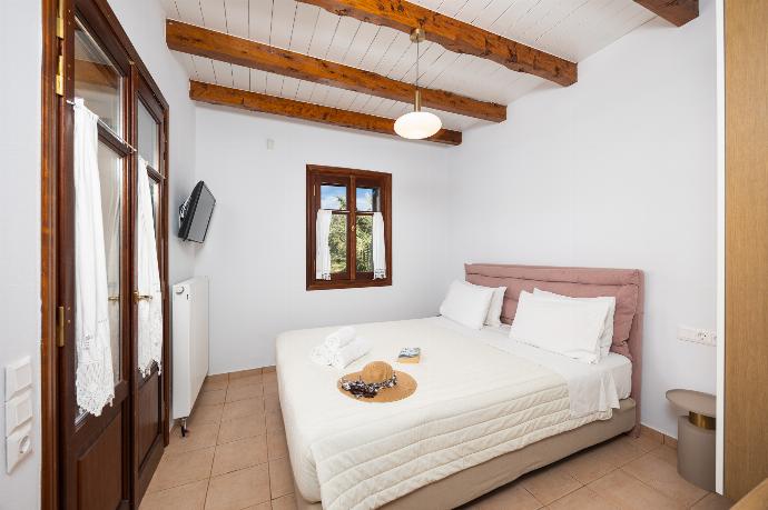 Double bedroom with A/C . - Villa Aloe . (Photo Gallery) }}