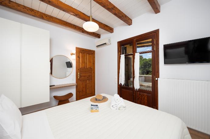 Double bedroom with A/C . - Villa Aloe . (Photo Gallery) }}