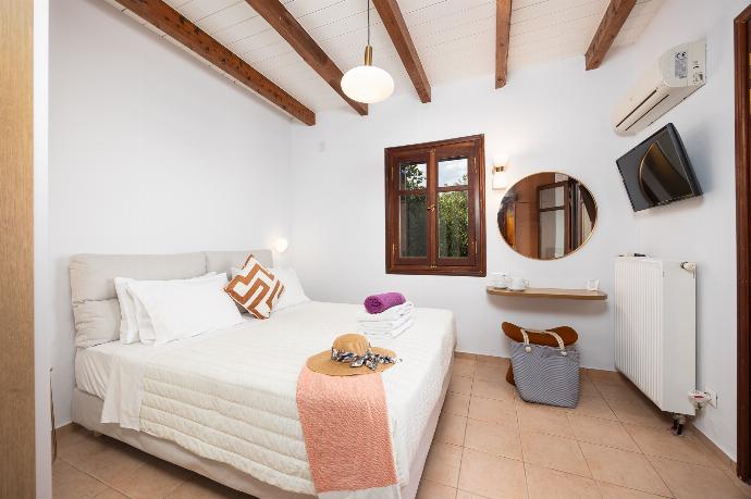 Double bedroom with A/C . - Villa Lotus . (Photo Gallery) }}