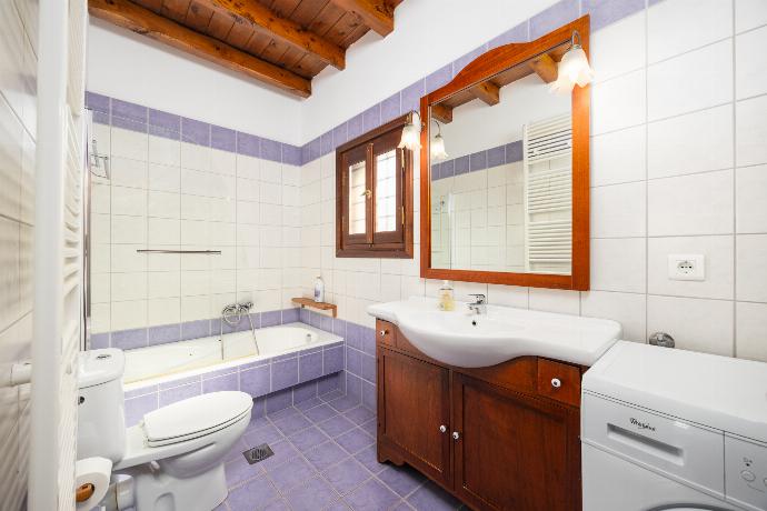 Family bathroom with bath and shower . - Villa Lotus . (Photo Gallery) }}