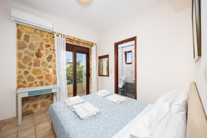 Double bedroom with en suite bathroom and A/C . - Villa Pasiphae 1 . (Photo Gallery) }}