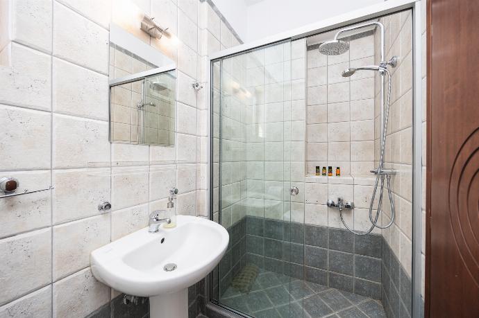 En suite bathroom with shower . - Villa Pasiphae 1 . (Photo Gallery) }}