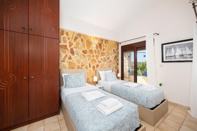 Twin bedroom with en suite bathroom and A/C . - Villa Pasiphae 1 . (Photo Gallery) }}