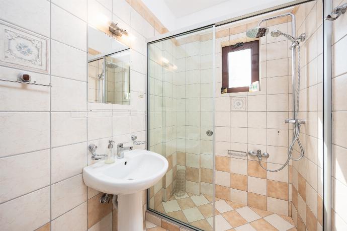 En suite bathroom with shower . - Villa Pasiphae 1 . (Photo Gallery) }}