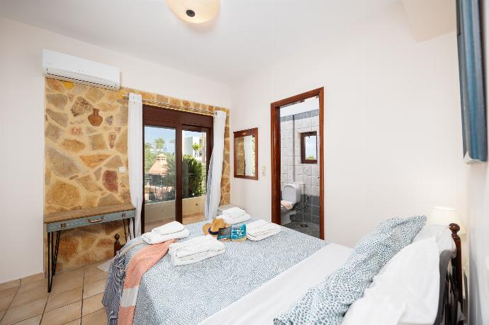 Double bedroom with en suite bathroom and A/C . - Villa Pasiphae 2 . (Photo Gallery) }}