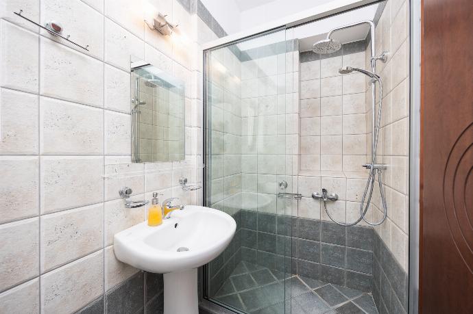 En suite bathroom with shower . - Villa Pasiphae 2 . (Photo Gallery) }}