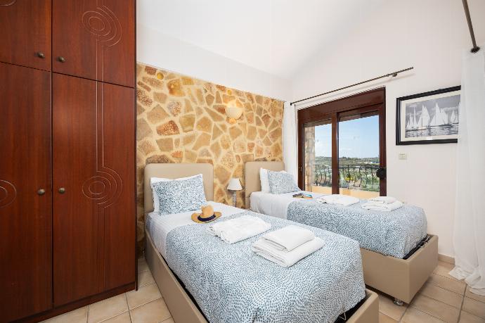 Twin bedroom with en suite bathroom and A/C . - Villa Pasiphae 2 . (Photo Gallery) }}