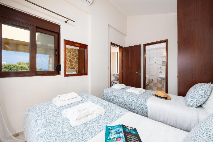 Twin bedroom with en suite bathroom and A/C . - Villa Pasiphae 2 . (Photo Gallery) }}