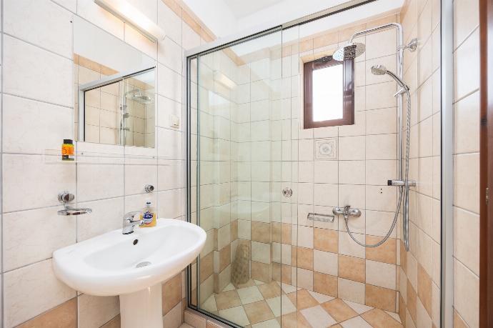 En suite bathroom with shower . - Villa Pasiphae 2 . (Photo Gallery) }}