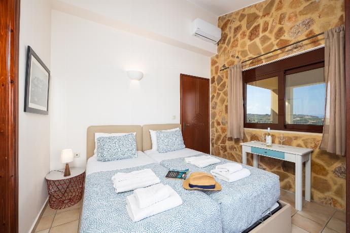 Twin bedroom with en suite bathroom and A/C . - Villa Pasiphae 2 . (Photo Gallery) }}