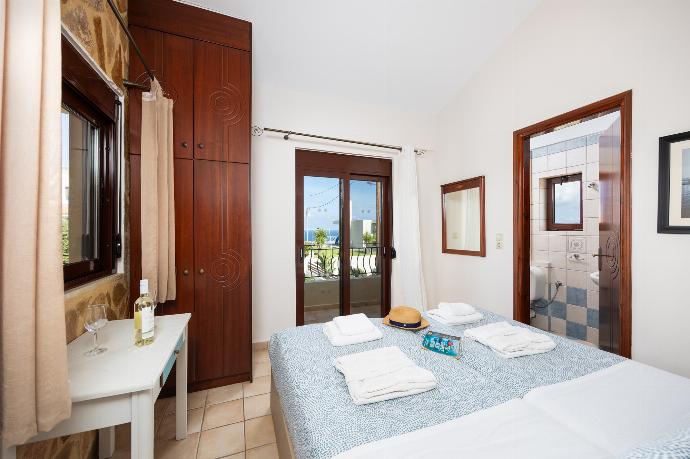 Twin bedroom with en suite bathroom and A/C . - Villa Pasiphae 2 . (Photo Gallery) }}