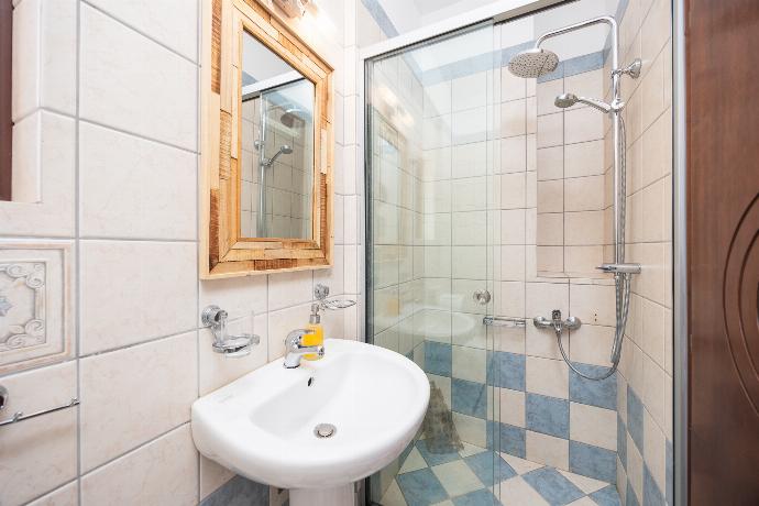 En suite bathroom with shower . - Villa Pasiphae 2 . (Photo Gallery) }}