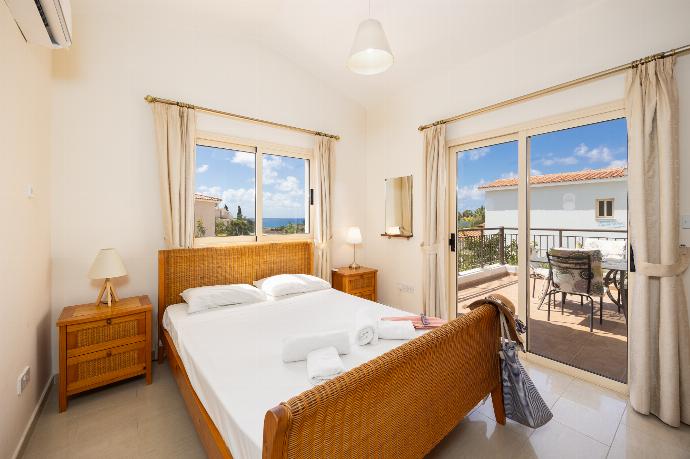 Double bedroom with en suite bathroom and A/C . - Villa Coralia Dream 11 . (Photo Gallery) }}