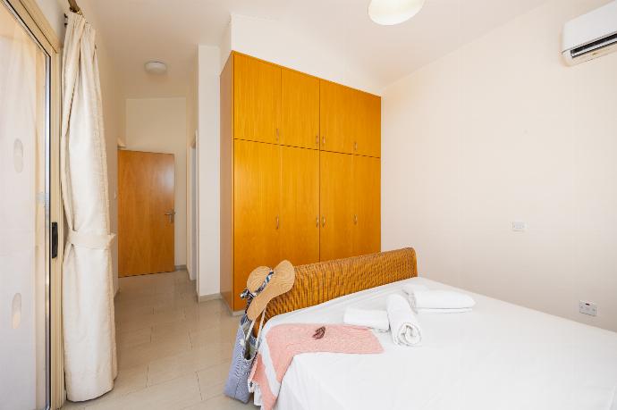 Double bedroom with en suite bathroom and A/C . - Villa Coralia Dream 11 . (Photo Gallery) }}