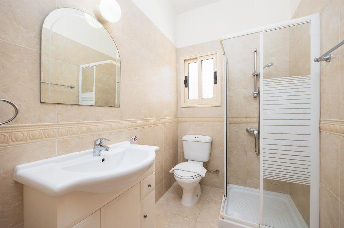 En suite bathroom with shower . - Villa Coralia Dream 11 . (Photo Gallery) }}