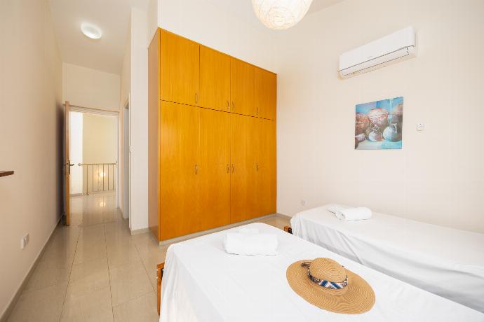 Twin bedroom with en suite bathroom and A/C . - Villa Coralia Dream 11 . (Photo Gallery) }}