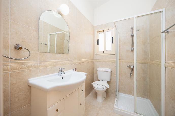 En suite bathroom with shower . - Villa Coralia Dream 11 . (Photo Gallery) }}