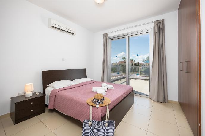 Double bedroom with en suite bathroom and A/C . - Villa Coral Bay 4 . (Photo Gallery) }}