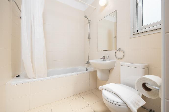 En suite bathroom with bath and shower . - Villa Coral Bay 4 . (Photo Gallery) }}