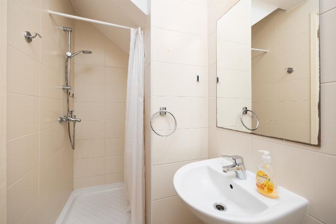 Family bathroom with shower . - Villa Coral Bay 4 . (Photo Gallery) }}