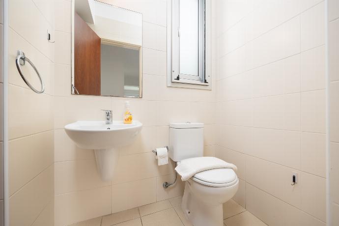 Family bathroom with shower . - Villa Coral Bay 4 . (Photo Gallery) }}