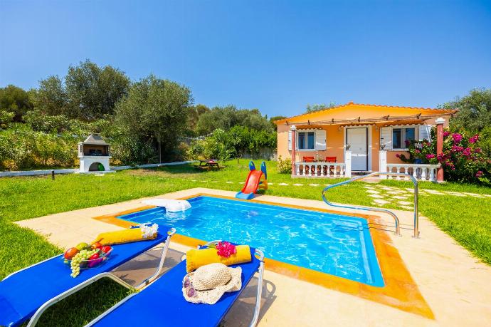 ,Beautiful villa with private pool, terrace, and garden . - Villa Eleftheria . (Galerie de photos) }}