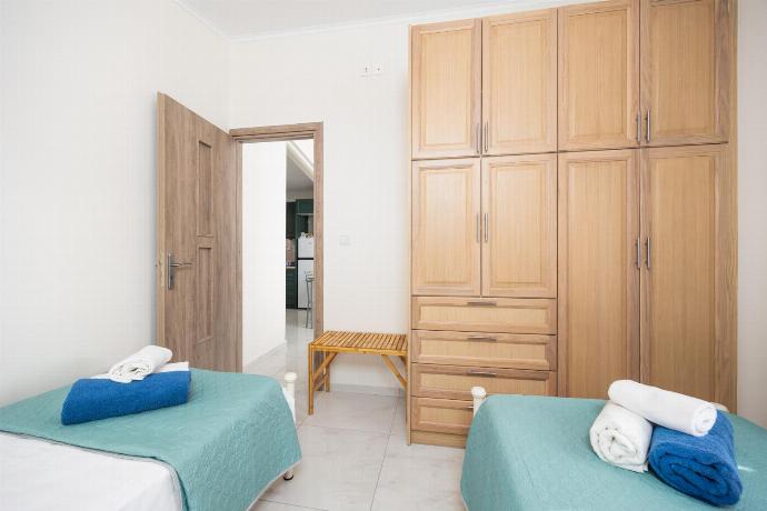 Twin bedroom with A/C . - Villa Eleftheria . (Galería de imágenes) }}