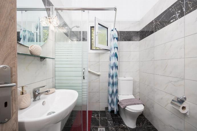 Family bathroom with shower . - Villa Eleftheria . (Galería de imágenes) }}