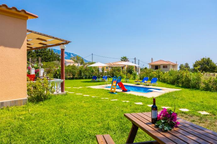 Garden area . - Villa Eleftheria . (Fotogalerie) }}