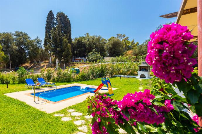 Garden area . - Villa Eleftheria . (Galerie de photos) }}