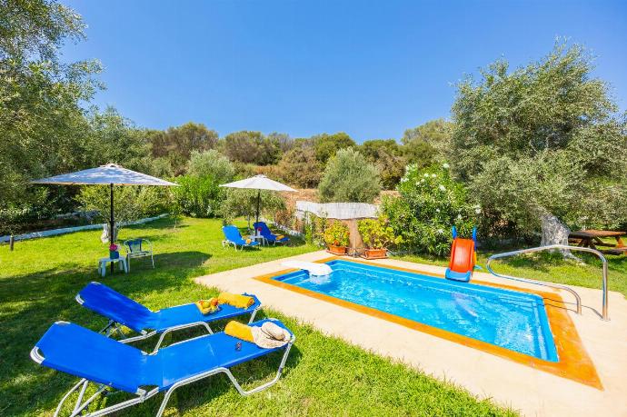 Private pool, terrace, and garden . - Villa Memi . (Galería de imágenes) }}