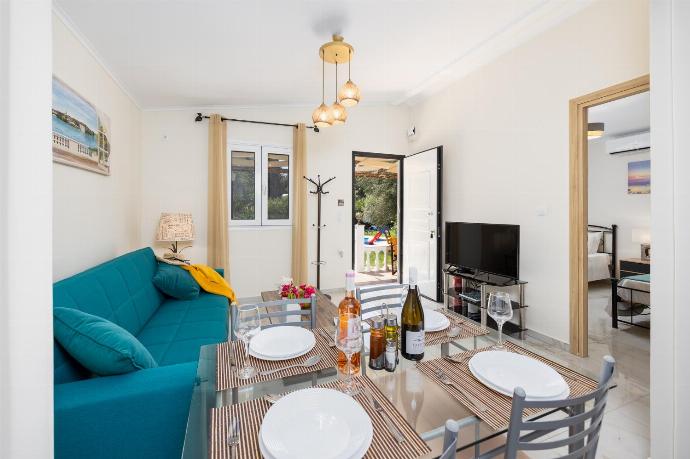 Open-plan living room with sofa, dining area, kitchen, A/C, WiFi internet, and satellite TV . - Villa Memi . (Galleria fotografica) }}