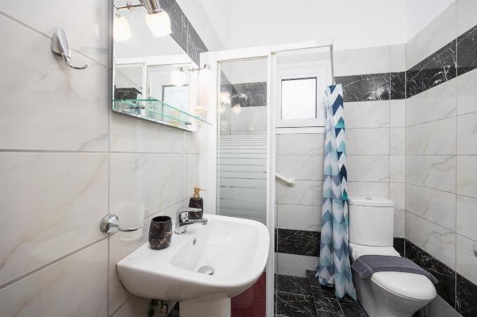 Family bathroom with shower . - Villa Memi . (Photo Gallery) }}