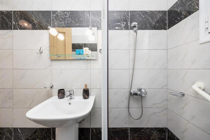 Family bathroom with shower . - Villa Memi . (Galleria fotografica) }}