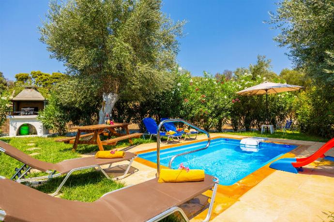 Private pool, terrace, and garden . - Villa Aggiolina . (Galería de imágenes) }}