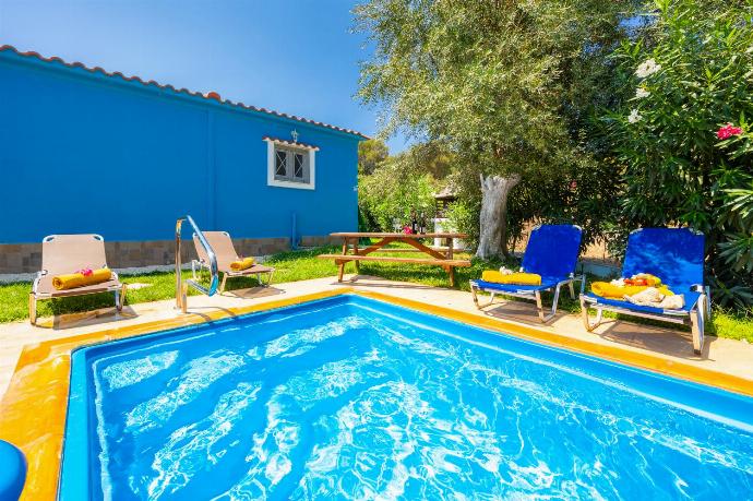 Private pool, terrace, and garden . - Villa Aggiolina . (Galería de imágenes) }}