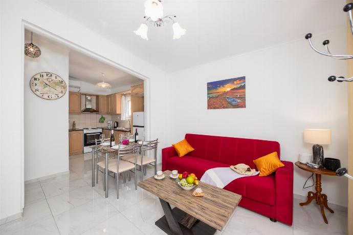 Open-plan living room with sofa, dining area, kitchen, A/C, WiFi internet, and satellite TV . - Villa Aggiolina . (Fotogalerie) }}