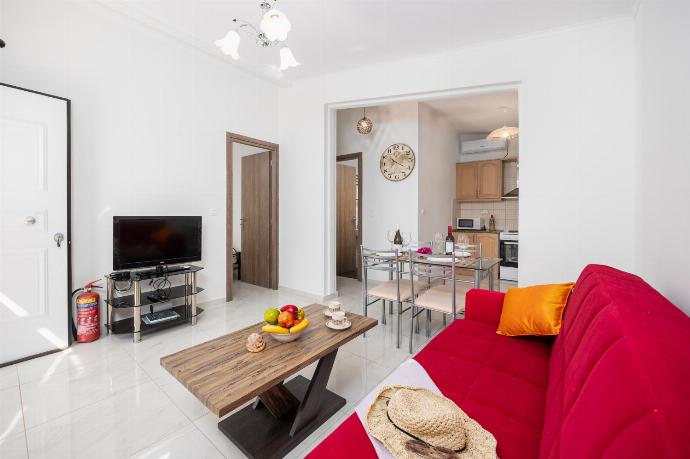 Open-plan living room with sofa, dining area, kitchen, A/C, WiFi internet, and satellite TV . - Villa Aggiolina . (Fotogalerie) }}