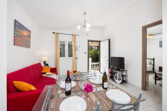 Open-plan living room with sofa, dining area, kitchen, A/C, WiFi internet, and satellite TV . - Villa Aggiolina . (Fotogalerie) }}