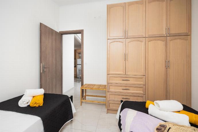 Twin bedroom with A/C . - Villa Aggiolina . (Galería de imágenes) }}