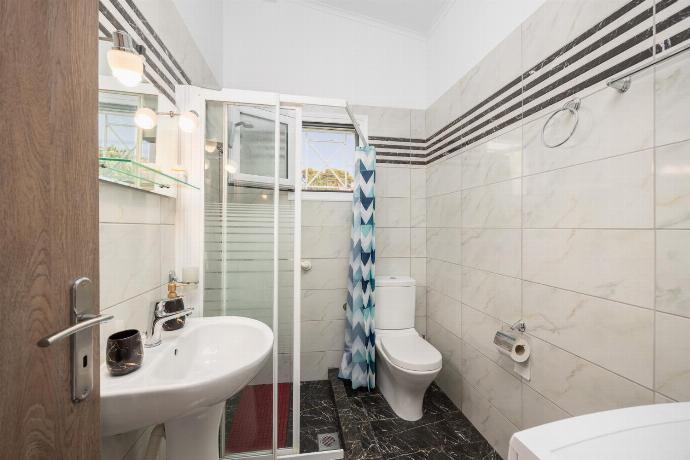 Family bathroom with shower . - Villa Aggiolina . (Photo Gallery) }}