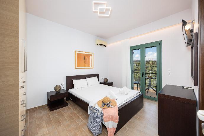 Double bedroom with en suite bathroom and A/C . - Villa Kyveli . (Photo Gallery) }}