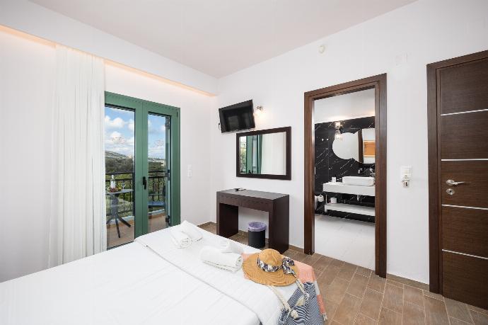 Double bedroom with en suite bathroom and A/C . - Villa Kyveli . (Photo Gallery) }}