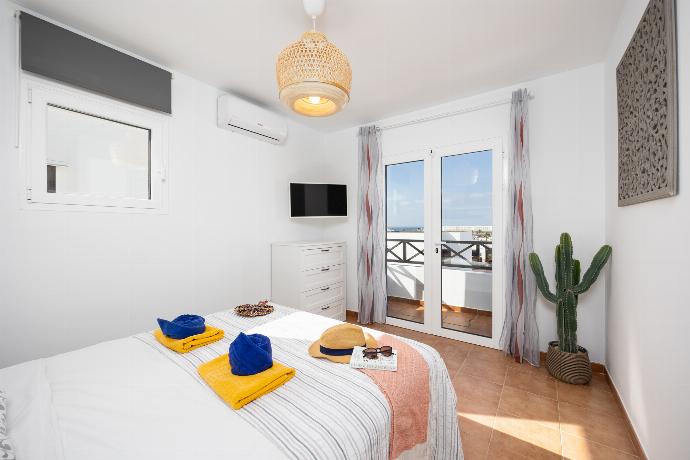 Double bedroom with en suite bathroom and A/C . - Villa Jordi . (Photo Gallery) }}