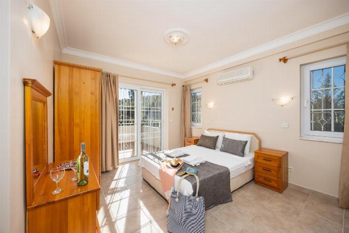 Double bedroom with en suite bathroom and A/C . - Villa Begonvil . (Photo Gallery) }}