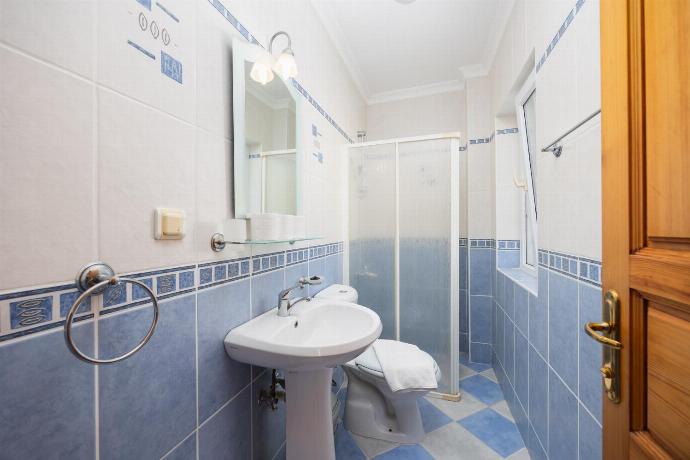 Family bathroom with shower . - Villa Begonvil . (Fotogalerie) }}