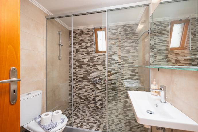 Family bathroom with shower . - Villa Evan . (Photo Gallery) }}