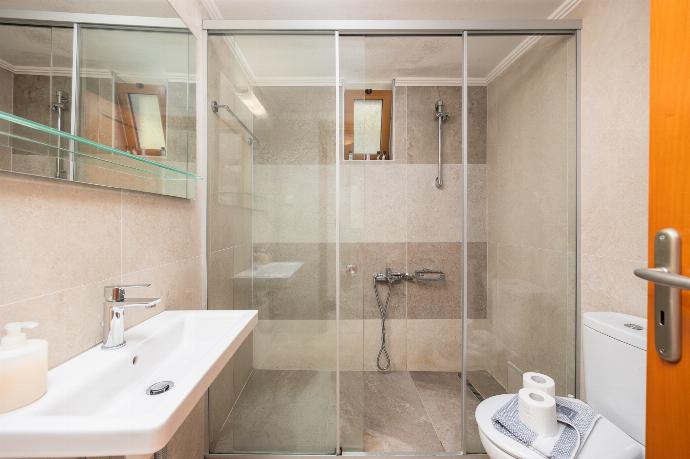 Family bathroom with shower . - Villa Vaso . (Photo Gallery) }}